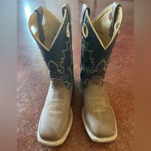 Boys low heel cowboy boot, size 4